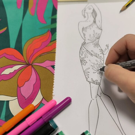 Corso Stilista di Moda Schizzo di moda con abito floreale, tessuto colorato e strumenti da disegno