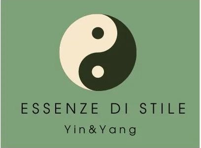 Logo del corso 'Essenze di Stile - Yin & Yang' con simbolo Yin-Yang su sfondo verde. Formazione sulla consulenza d'immagine basata sull'equilibrio tra stile Yin e Yang