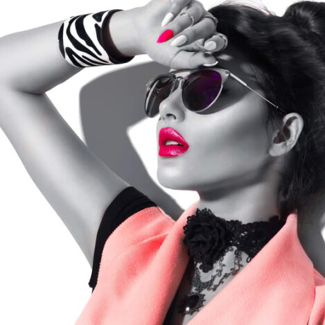 Corso Fashion Stylist Donna con occhiali da sole, labbra rosse e outfit di tendenza in stile fashion editoriale